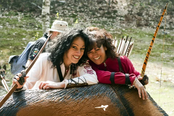 Dois arqueiros fêmeas sorrindo — Fotografia de Stock