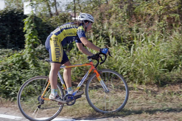 Νεαρή γυναίκα ciclocross ανταγωνιστής — Φωτογραφία Αρχείου