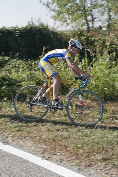 Jovem ciclista fora de estrada — Fotografia de Stock