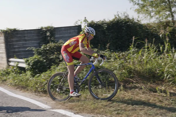 Nuori pyöräilijä kilpailussa — kuvapankkivalokuva