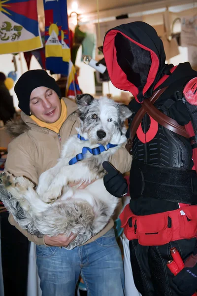 Held voldoet aan ventilator met een hond — Stockfoto
