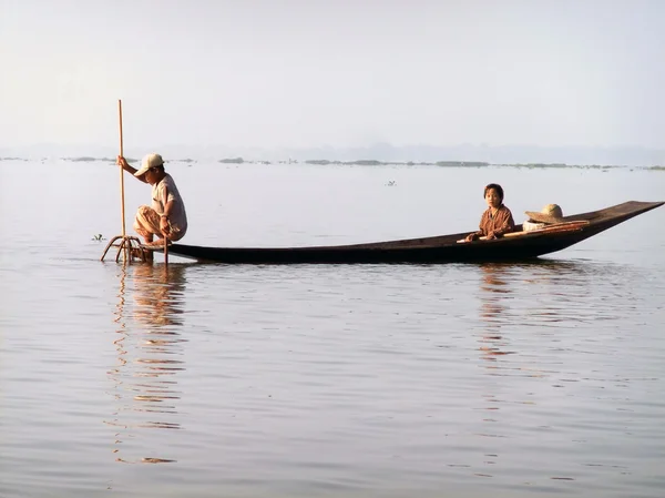 Barco en el lago Inle, Myanmar — Foto de Stock