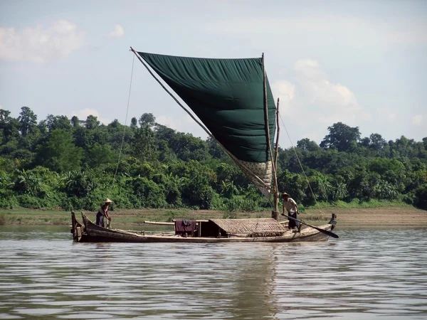 Bateau de pêche sur la rivière Kaladan — Photo