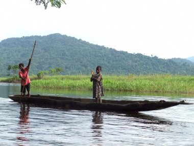 Sepik Nehri üzerinde tekne