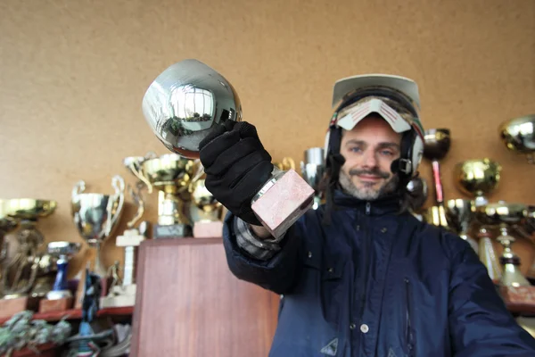 Motosikletçi kupa ile — Stok fotoğraf