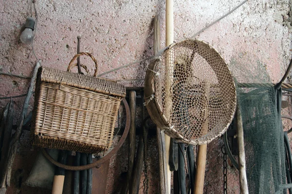 Старое сито и плетеная корзина — стоковое фото