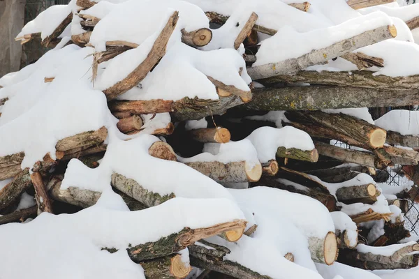 Brennholz unter Schnee — Stockfoto