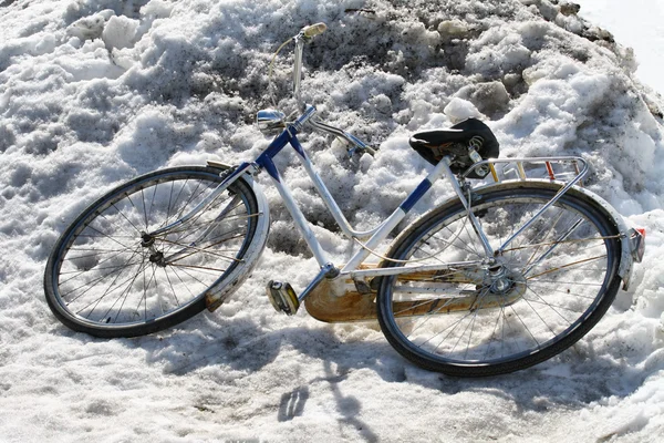 Vélo dans la neige — Photo