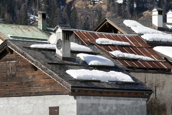 Melting snow on the roofs — Stock Photo, Image