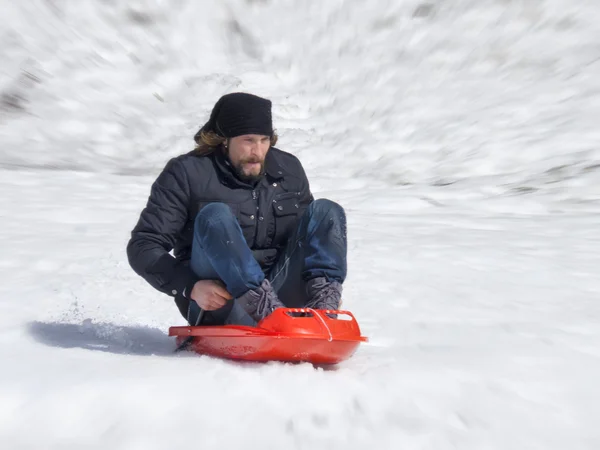 若い男が雪で遊ぶ — ストック写真