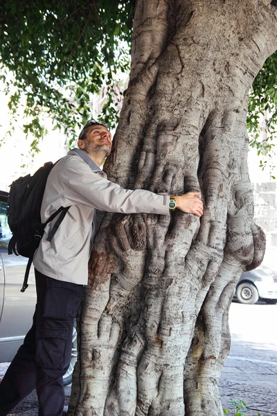 Άνδρας αγκαλιάζει δέντρο — Φωτογραφία Αρχείου