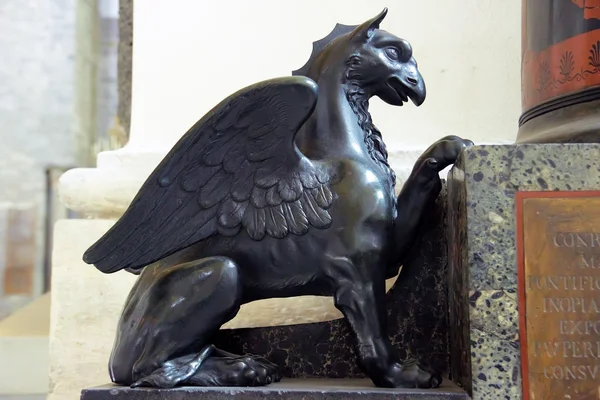 A griffin-szobor — Stock Fotó