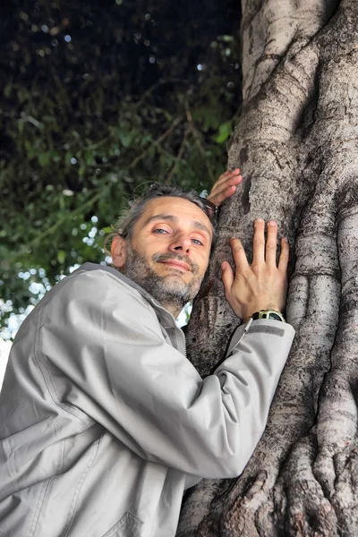 Umarmung an einem Baum — Stockfoto