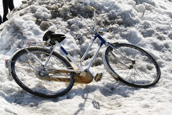 Cykel i snön — Stockfoto