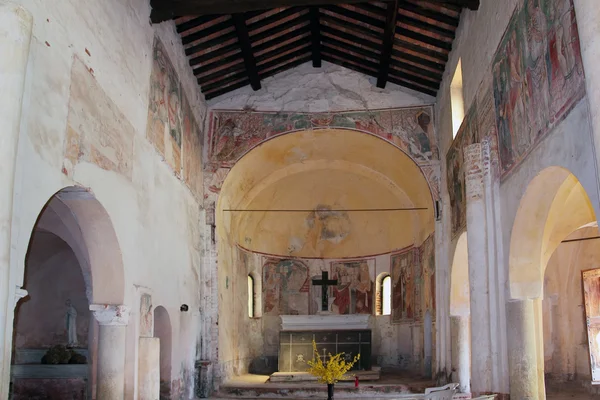 XV romansk kyrka interiör — Stockfoto