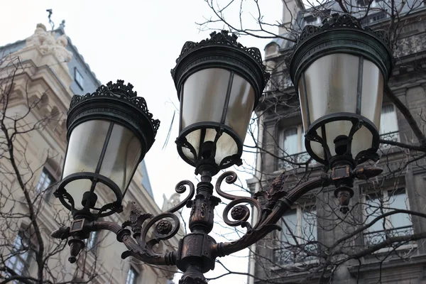 Luz de rua retro em Paris, França — Fotografia de Stock