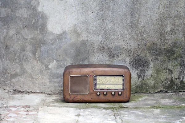 Gammel radio fra 50-tallet – stockfoto