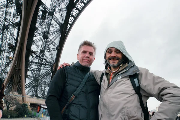 Turismo sob o Tour Eiffel — Fotografia de Stock