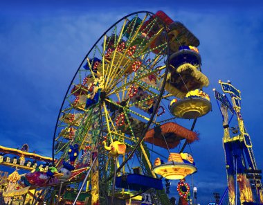 luna park'ın renkli direksiyonda