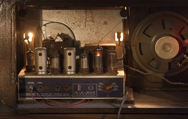 Ηλεκτρονικά μέσα σε ένα παλιό ραδιόφωνο — Φωτογραφία Αρχείου