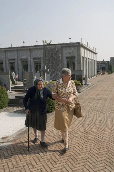 Mulheres idosas em um cemitério — Fotografia de Stock