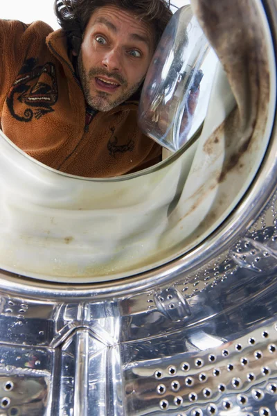 Överraskad man öppna en tvättmaskin — Stockfoto