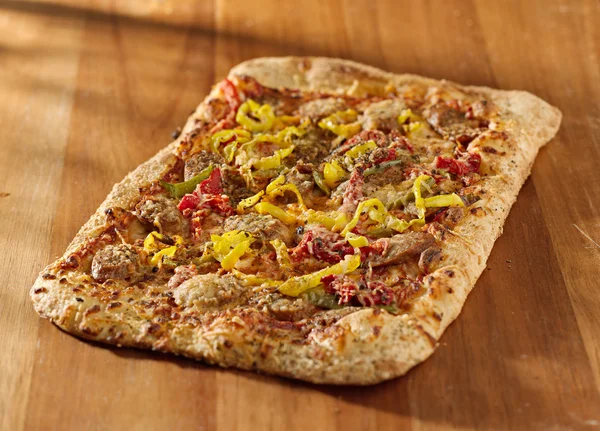 Pizza gourmet rectangular con salchichas y pimientos coloridos —  Fotos de Stock
