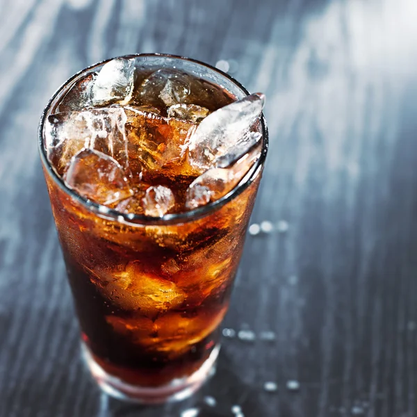 Glas cola med is med copyspace i sammansättning — Stockfoto