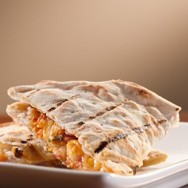 tabak tavuk ve peynir omlet ile boşaltmak.