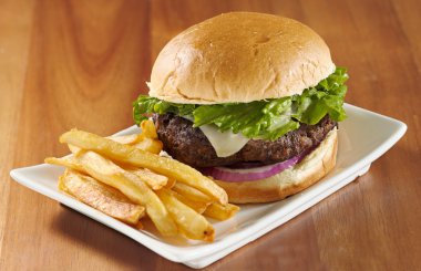 Hamburger peyniri, marul, soğan ile kızarmış patates. burger tarih seçici odak