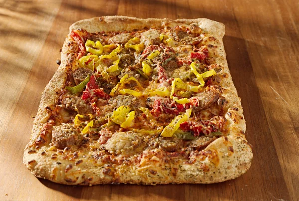 Obdélníkový gurmánskou pizzu s klobásou a barevné papriky — Stock fotografie