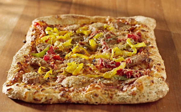 矩形美食披萨香肠和多彩辣椒 — 图库照片