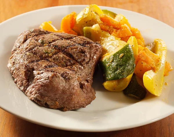 Steak avec marques de grillades et légumes , — Photo