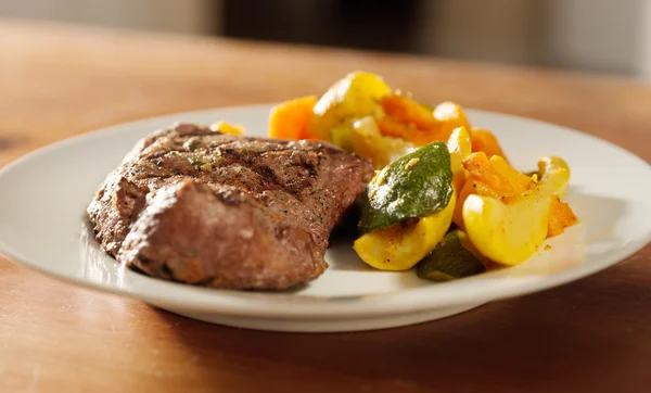 Steak s grilem značky a zeleninou, — Stock fotografie