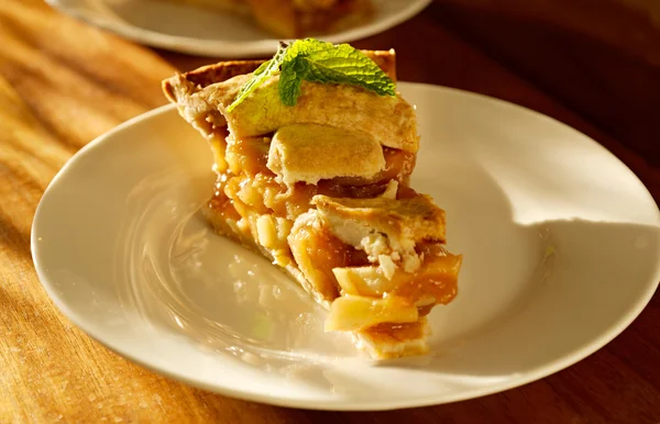 Apple pie with mint garnish. — Stock Photo, Image