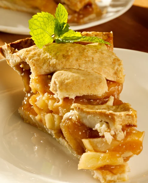 Torta de maçã com hortelã guarnição . — Fotografia de Stock