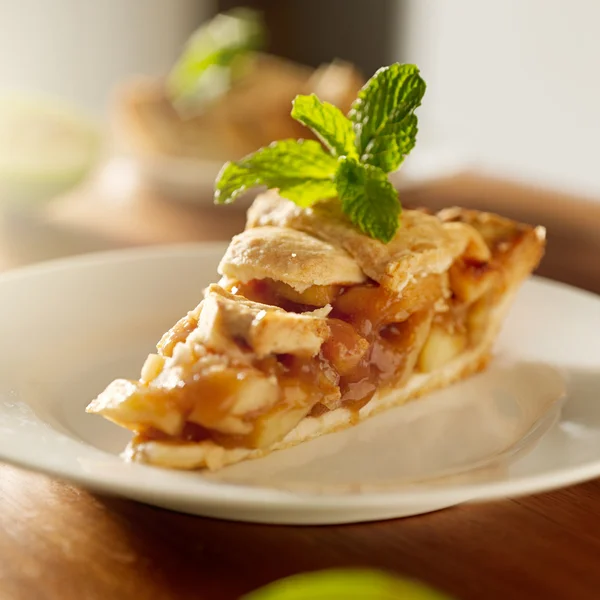 Tarta de manzana con guarnición de menta . —  Fotos de Stock