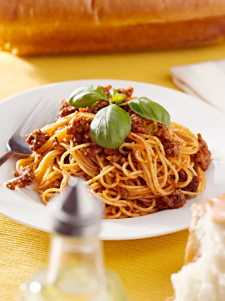 Espaguetis con guarnición de albahaca en salsa de carne — Foto de Stock