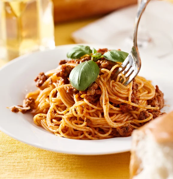 Спагетти с базиликом гарниром в мясном соусе — стоковое фото