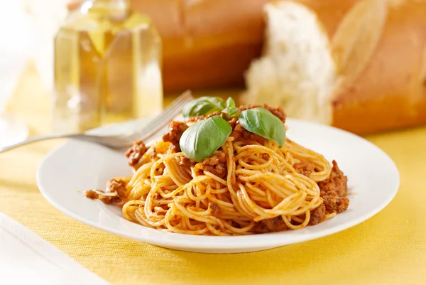 Espaguete com manjericão enfeite em molho de carne — Fotografia de Stock
