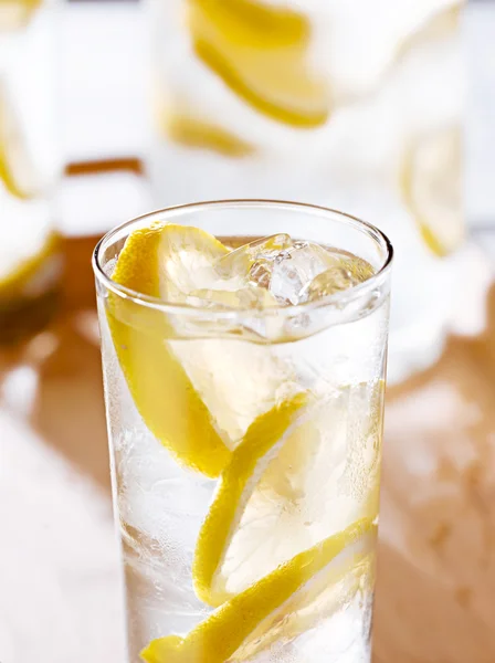 Bricka med glas lemonad. — Stockfoto