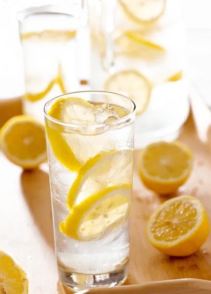 Bandeja com copos de limonada . — Fotografia de Stock