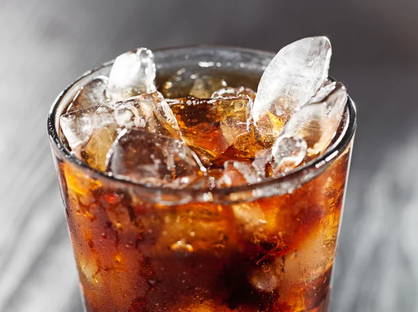 Verre de cola avec glace. — Photo