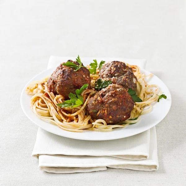 Spaghetti and meatballs with copyspace composition. — Stockfoto