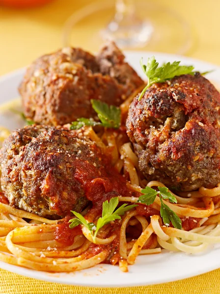 Spagetti ve köfte yemeği — Stok fotoğraf