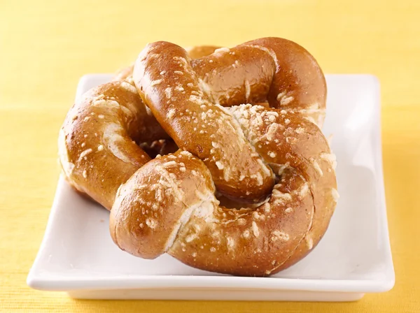 Dois pretzels em uma chapa — Fotografia de Stock