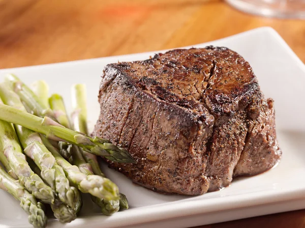 Filet grillé steak aux asperges . — Photo