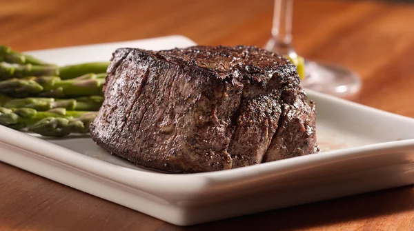 Sült bélszín steak, spárga. — Stock Fotó