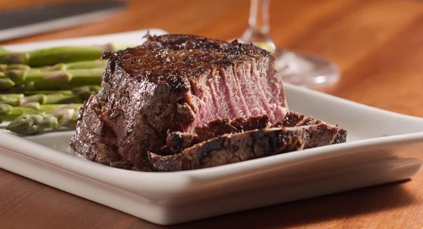 Bélszín steak felvágni főtt ritka — Stock Fotó