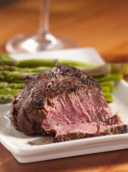 Filetsteak aufgeschnitten gekocht selten — Stockfoto